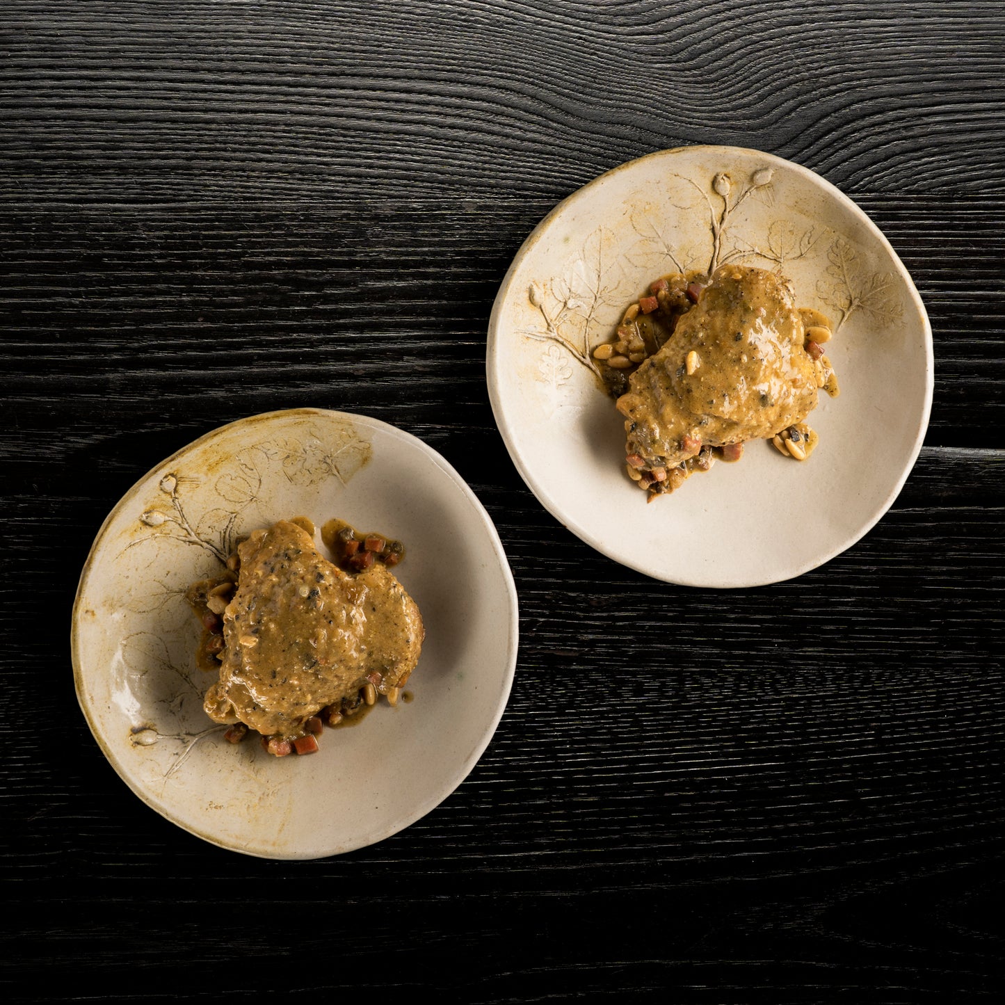 Pollo en pepitoria de piñones y trufa